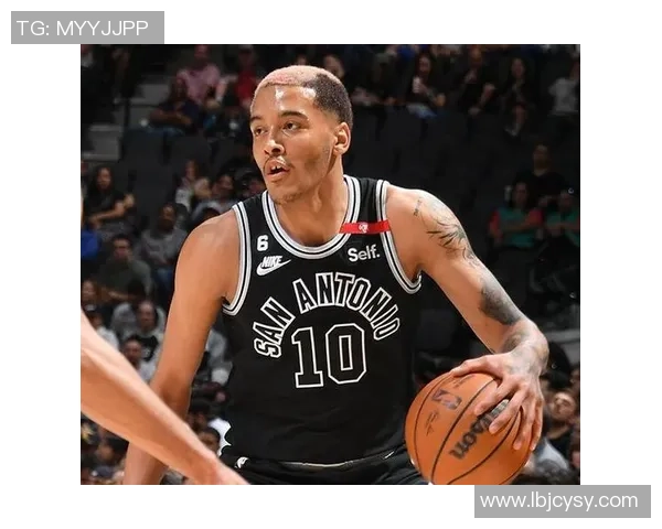 特雷墨菲高效砍下18分7篮板3助攻表现稳健助力球队取得佳绩 特雷墨菲高效砍下18分7篮板3助攻表现稳健助力球队取得佳绩